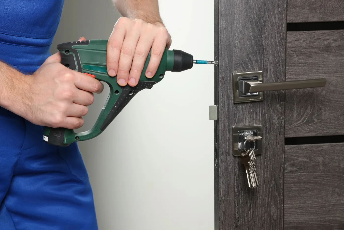 Remplacement d'un cylindre à clé protégée sur une porte d'entrée à Paris 6e